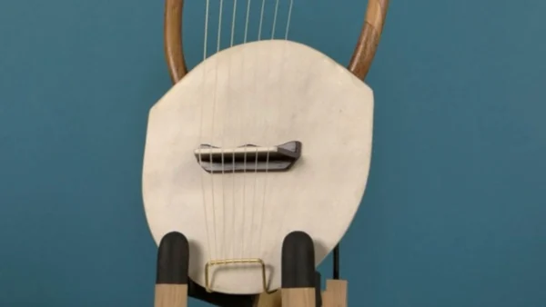 Αρχαία ελληνική λύρα από οργανοποιείο στην Ευρωπό, στο soundtrack μιας παγκόσμιας κινηματογραφικής επιτυχίας