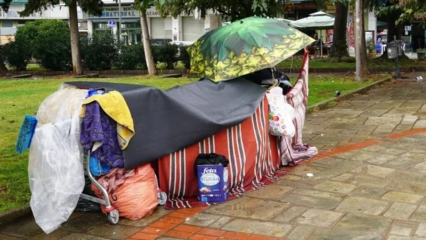 Άνθρωποι που ζουν σε επισφαλείς συνθήκες στέγασης βρίσκουν «καταφύγιο» σε 44 διαμερίσματα