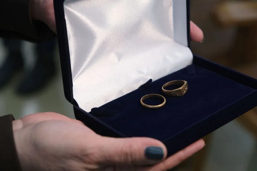 Από μια ασπρόμαυρη φωτογραφία, σε δύο δαχτυλίδια μνήμης-Αντικείμενα κρατούμενου σε στρατόπεδο καταναγκαστικής εργασίας αποδόθηκαν στον 83χρονο γιο του