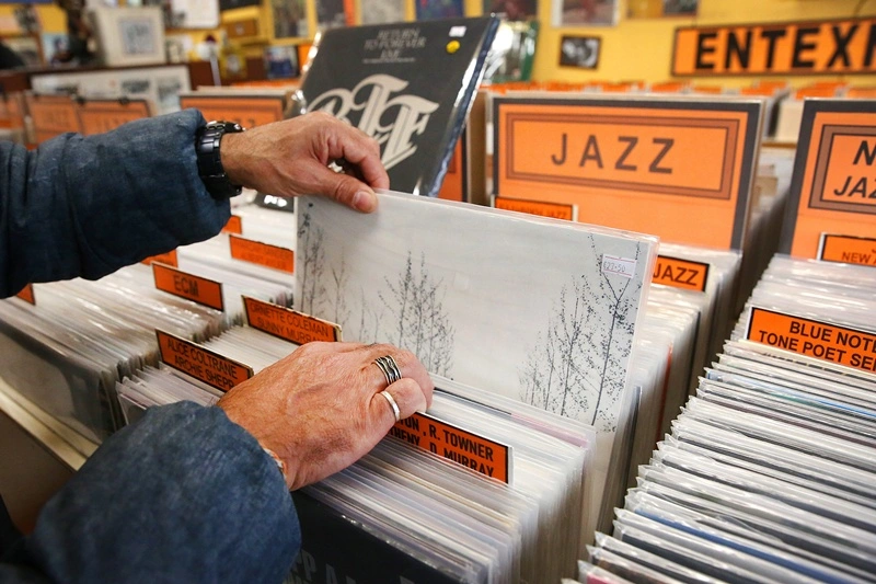 Τα δισκάδικα ζωντανεύουν ξανά στην Αθήνα - video