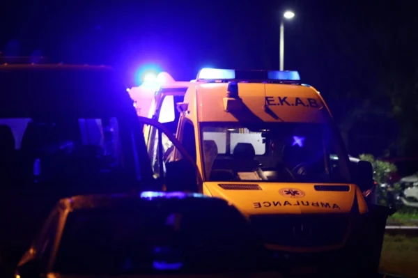 Οικογενειακή τραγωδία σημειώθηκε στην Ελευσίνα, όπου μια 44χρονη γυναίκα τραυμάτισε θανάσιμα την 71χρονη μητέρα της κατά τη διάρκεια χειρισμού του οχήματός της.