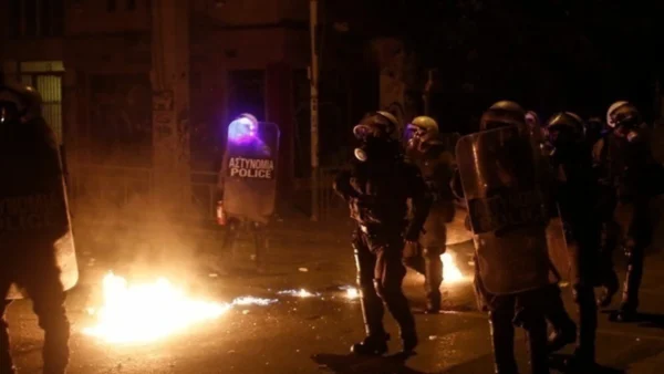 Αφέθηκαν ελεύθεροι οι 313 προσαχθέντες για τα επεισόδια έξω από το ΑΠΘ