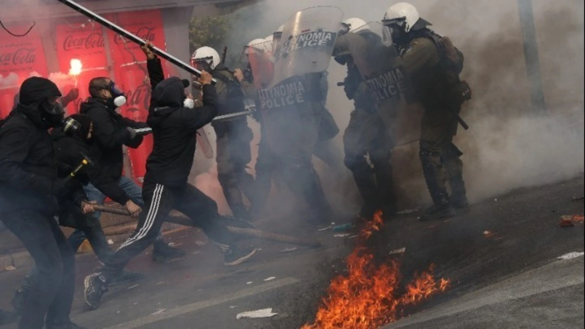 Κοντάρια, βόμβες μολότοφ, ναρκωτικά και αντιασφυξιογόνες μάσκες βρέθηκαν εντός του χώρου του ΑΠΘ