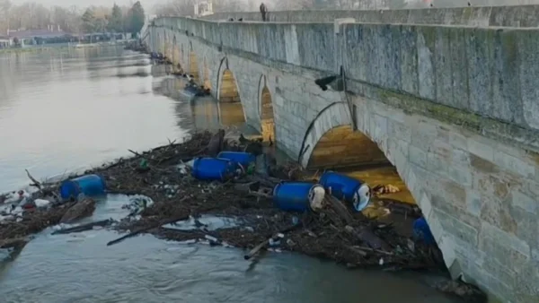 Αγωνία και επιφυλακή στον Έβρο, μάχη με τα νερά σε Λάβαρα και γύρω περιοχές