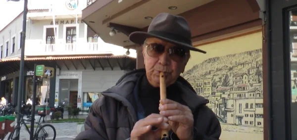 Ο Σερραίος που μοιράζει νότες αισιοδοξίας με τη φλογέρα του - video