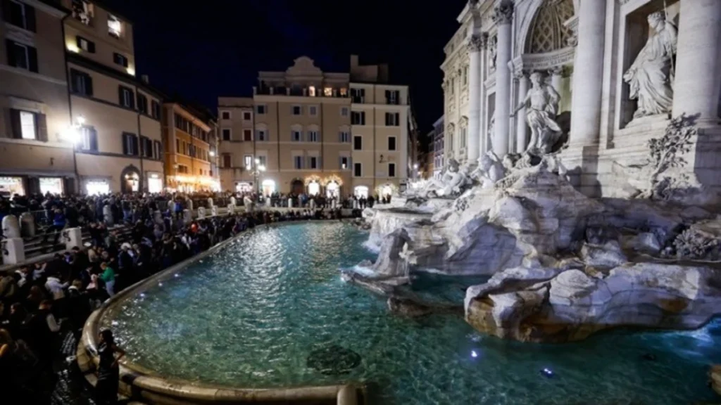 Εισιτήριο 2 ευρώ στους τουρίστες για να θαυμάζουν από κοντά τη «Φοντάνα Ντι Τρέβι» στη Ρώμη