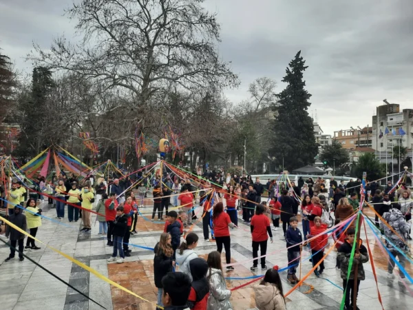 Μαθήτριες και μαθητές «έντυσαν» με χρώμα το κέντρο των Σερρών με το γαϊτανάκι