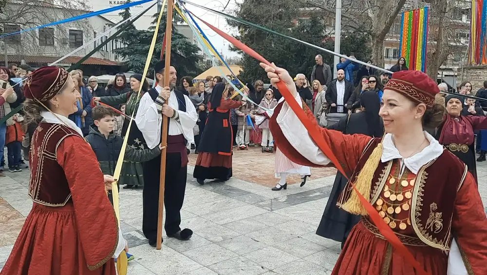 Αποκριάτικο χρώμα και παράδοση από το Δήμο Σερρών και τους πολιτιστικούς συλλόγους με το «Γαϊτανάκι»