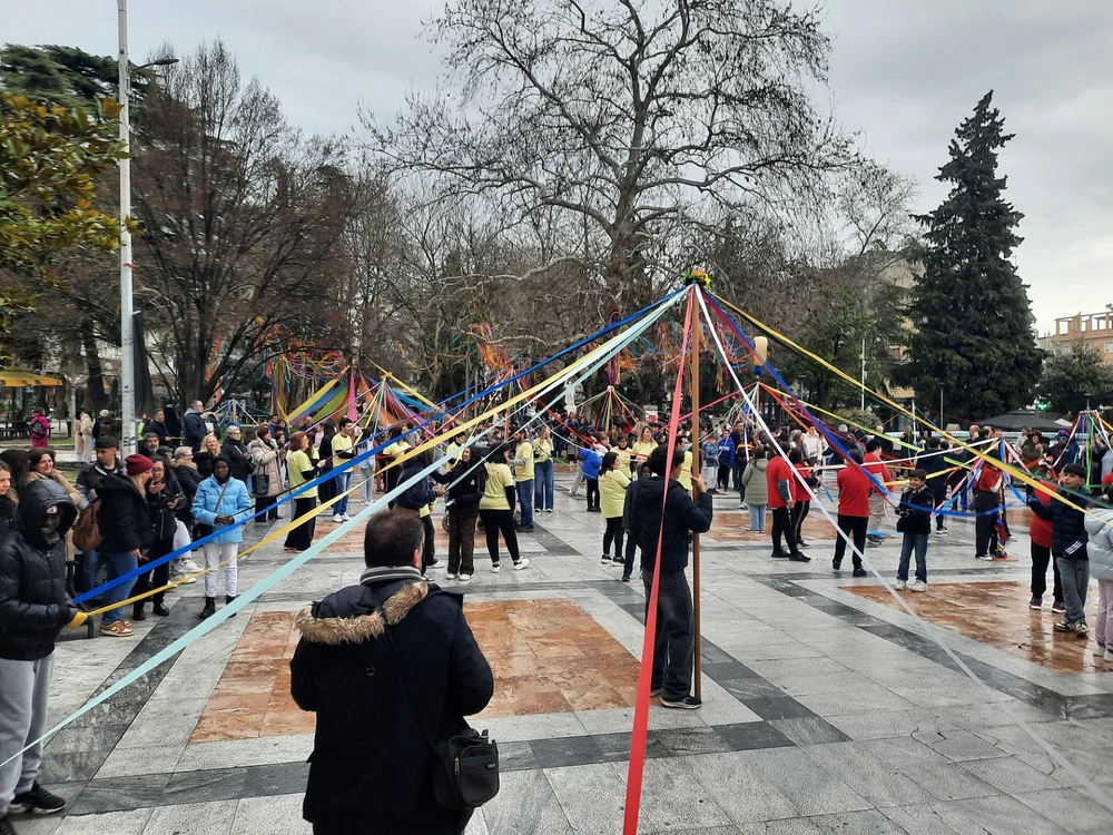 Μαθήτριες και μαθητές «έντυσαν» με χρώμα το κέντρο των Σερρών με το γαϊτανάκι