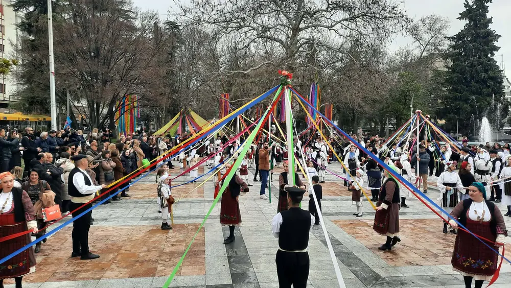 Αποκριάτικο χρώμα και παράδοση από το Δήμο Σερρών και τους πολιτιστικούς συλλόγους με το «Γαϊτανάκι»