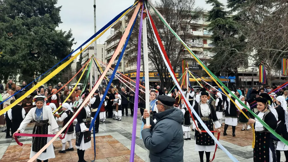 Αποκριάτικο χρώμα και παράδοση από το Δήμο Σερρών και τους πολιτιστικούς συλλόγους με το «Γαϊτανάκι»
