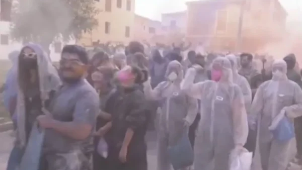 Το Αλευρομουτζούρωμα στο Γαλαξίδι Φωκίδας – Το πιο ξέφρενο έθιμο της Καθαράς Δευτέρας