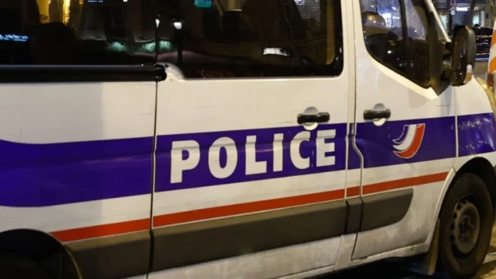 Γαλλία: Αστυνομικοί πυροβόλησαν άνδρα που τους απείλησε με μαχαίρι κοντά στην Αψίδα του Θριάμβου στο Παρίσι