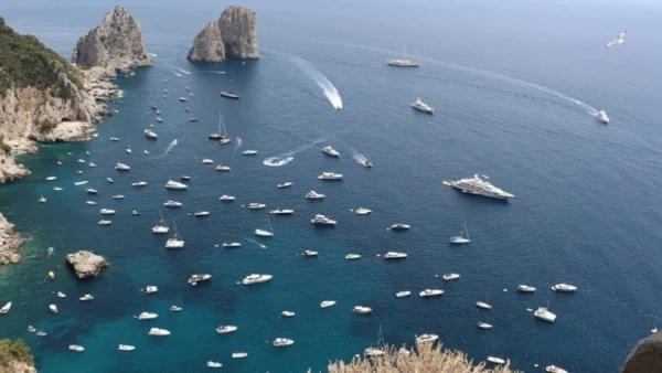 Ιταλία: Το Κάπρι επιβάλλει κανόνες στα γκρουπ των τουριστών από το επόμενο καλοκαίρι