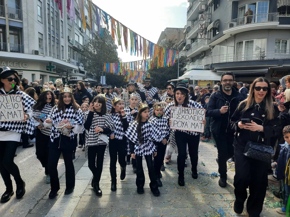 Σέρρες: Πλημμύρισε χρώμα, φαντασία και κέφι η πόλη στην Καρναβαλική Παρέλαση
