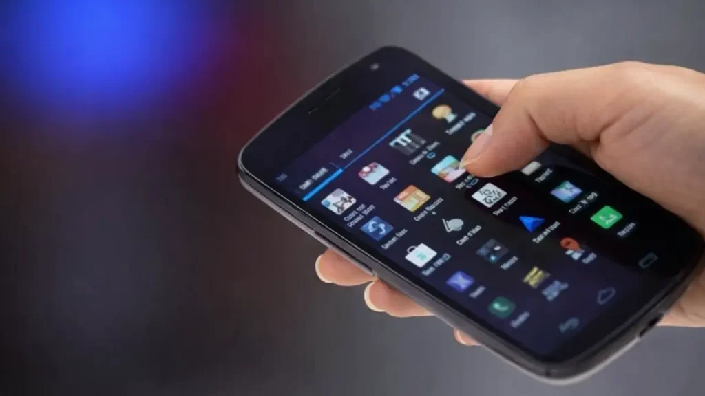 Η μεγάλη χρήση οθονών στην πρώιμη εφηβεία συνδέεται με προβλήματα ψυχικής υγείας