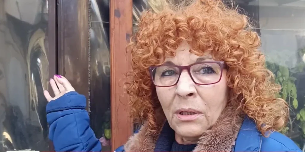 Σέρρες: Κλαδί τρύπησε στέγη σπιτιού - Γύρισε στο σπίτι και το βρήκε καρφωμένο στην κρεβατοκάμαρα - video