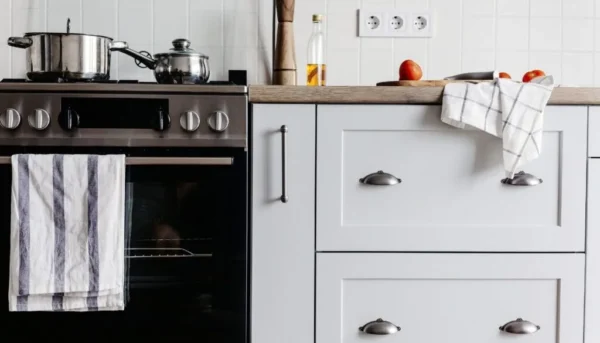 Ντουλάπια Κουζίνας: Γιατί μυρίζουν άσχημα και πώς να τα καθαρίσετε σωστά