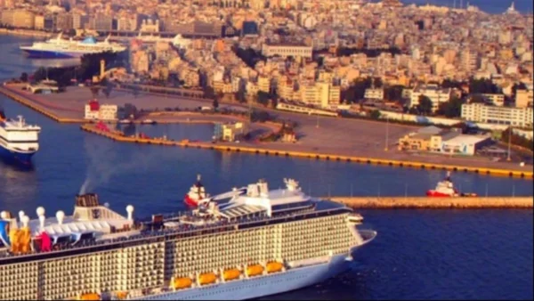 Ακυβέρνητο κρουαζιερόπλοιο στο λιμάνι του Πειραιά – Με τη συνδρομή ρυμουλκών προσέδεσε με ασφάλεια