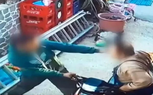 Πατροκτονία στη Λέρο: Βίντεο ντοκουμέντο με τον πατέρα να χτυπά τον ανήλικο γιο του και να ρίχνει μηχανή πάνω του