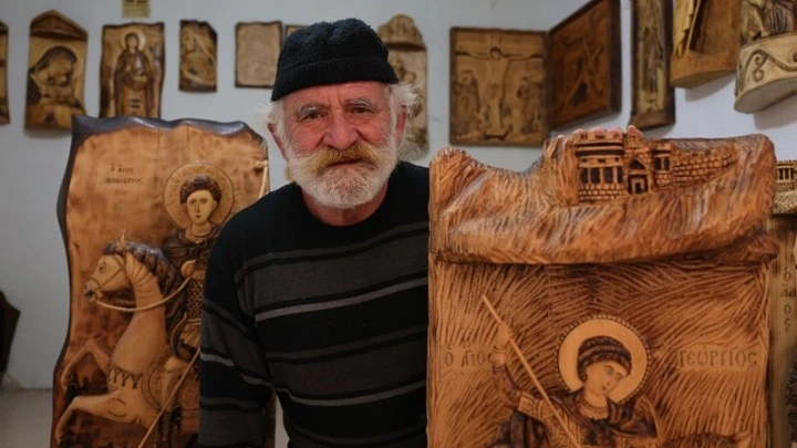 Κοζάνη: Ο «Λυγερεύς» που σμιλεύει τα ξύλα του δάσους