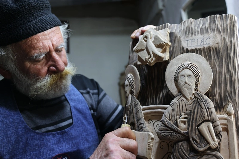 Κοζάνη: Ο «Λυγερεύς» που σμιλεύει τα ξύλα του δάσους