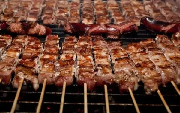 Σταθερές τιμές και επάρκεια κρεάτων στην αγορά ενόψει της Τσικνοπέμπτης, αλλά με μειωμένες παραγγελίες