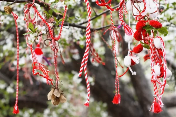 Μάρτης, το βραχιόλι με τις άσπρες και κόκκινες κλωστές- Γιατί το φοράμε