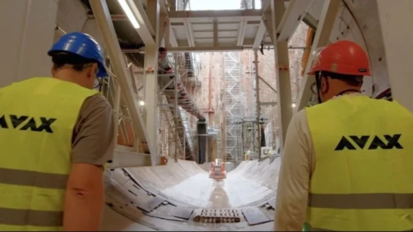 Ζωντανή μετάδοση της «αποκάλυψης» του μετροπόντικα «Αθηνά» στο φρέαρ Ευαγγελισμού