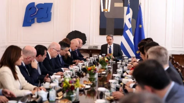 Τι προβλέπει το νέο συνταξιοδοτικό και φορολογικό νομοσχέδιο: Μείωση φόρου για λαϊκές αγορές - Αλλαγές σε συντάξεις ενστόλων, δημοσίων υπαλλήλων και θυμάτων του δυστυχήματος των Τεμπών - Αφορολόγητο πετρέλαιο μέσω κινητού τηλεφώνου σε αγρότες από 1/11