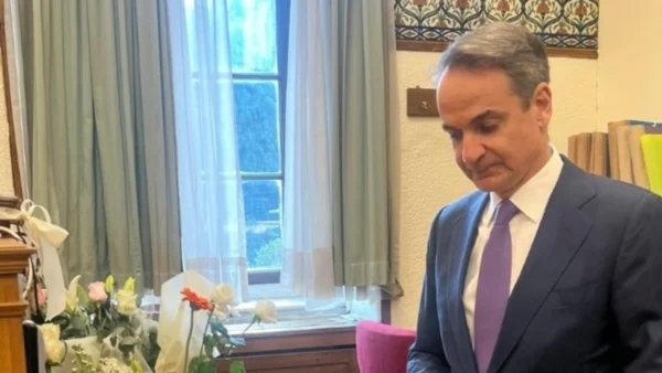 Ένα λευκό τριαντάφυλλο άφησε ο πρωθυπουργός στο γραφείο της Αντιγόνης Πανέλλη στη Βουλή