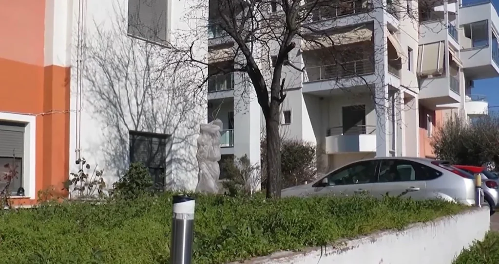 Σέρρες: Τους έχτισαν την οικοδομή το 2007 αλλά δεν τους σύνδεσαν με την αποχέτευση - video