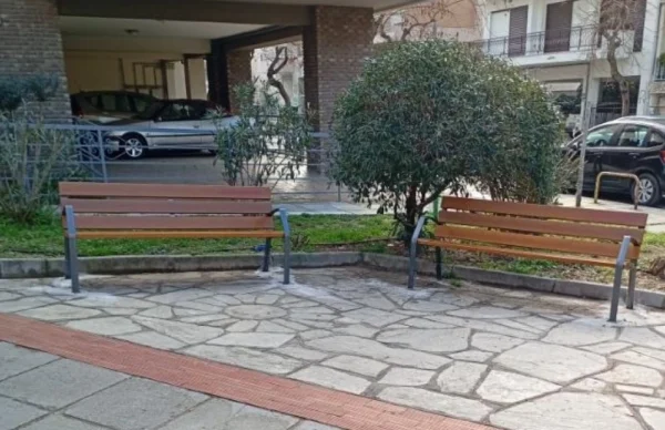 Θεσσαλονίκη: Τριακόσια νέα παγκάκια τοποθετούνται σε όλη την πόλη