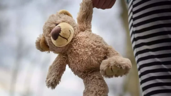 Θεσσαλονίκη: Παιδιά χωρίς αγάπη, νοιάξιμο και φροντίδα – Πώς η εγκατάλειψη συνιστά ψυχική κακοποίηση και οδηγεί στη βία