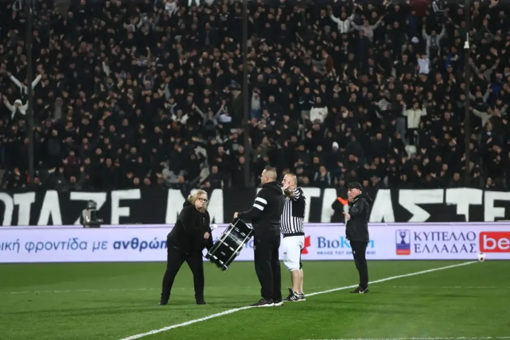 ΠΑΟΚ – Παναθηναϊκός: Η μητέρα ενός εκ των θυμάτων της Ρουμανίας χτύπησε το τύμπανο των οργανωμένων μέσα στην Τούμπα