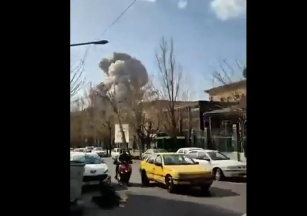 Εκρήξεις σε πολλές πόλεις του Ιράν: Μεγάλες ουρές στα βενζινάδικα, εγκαταλείπουν οι κάτοικοι – Δείτε βίντεο