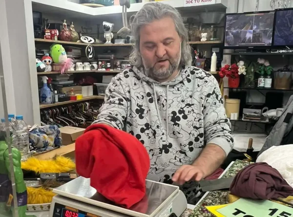 Θεσσαλονίκη : Έχει ζυγίσει τόνους ρούχα για πούλημα – Σαρώνουν τα βίντεό του με φόντο τη ζυγαριά του 1950 της γιαγιάς του