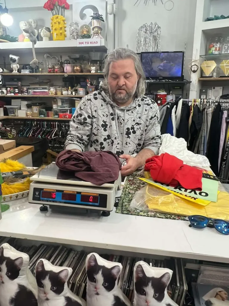 Θεσσαλονίκη : Έχει ζυγίσει τόνους ρούχα για πούλημα – Σαρώνουν τα βίντεό του με φόντο τη ζυγαριά του 1950 της γιαγιάς του