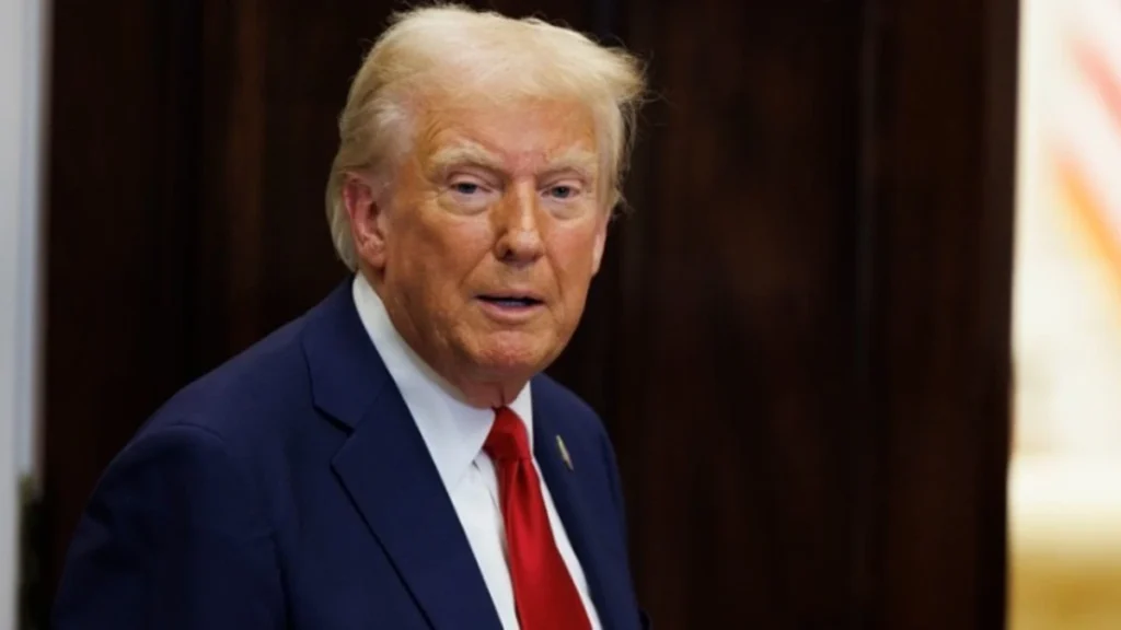 ΗΠΑ: Η χώρα διεξάγει “ευρείες στρατιωτικές επιχειρήσεις” στο Ιράν, δήλωσε ο Τραμπ