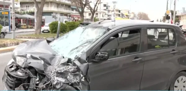 Τροχαίο στη Λ. Θηβών: Φορτηγό προσέκρουσε σε σταθμευμένα οχήματα και μηχανάκια – Τρεις τραυματίες