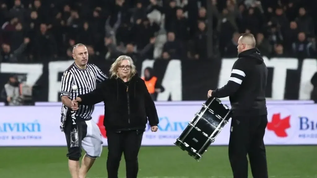 ΠΑΟΚ – Παναθηναϊκός: Η μητέρα ενός εκ των θυμάτων της Ρουμανίας χτύπησε το τύμπανο των οργανωμένων μέσα στην Τούμπα