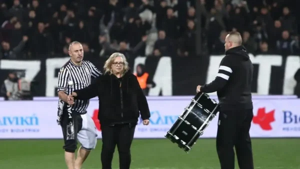 ΠΑΟΚ – Παναθηναϊκός: Η μητέρα ενός εκ των θυμάτων της Ρουμανίας χτύπησε το τύμπανο των οργανωμένων μέσα στην Τούμπα