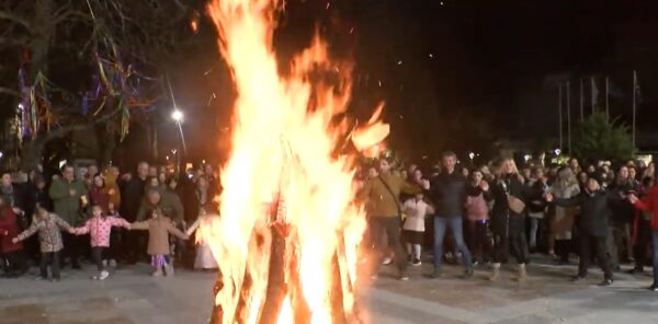 Άναψε η Τζαμάλα από τον  Πανηπειρωτικό Σύλλογο Σερρών - Πλήθος κόσμου χόρεψε γύρω από τη φωτιά - video