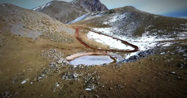 Παγωμένο Όνειρο στο Βελούχι: Η Μαγεία της Δρακόλιμνης, δείτε video