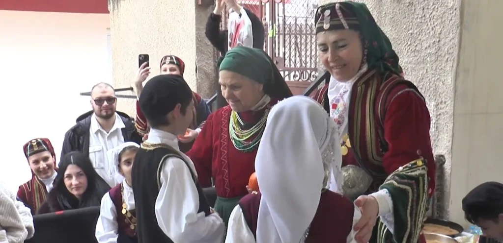 Σύλλογος Βλάχων Σιδηροκάστρου: Το έθιμο της "χάσκας" και της συγχώρεσης - video