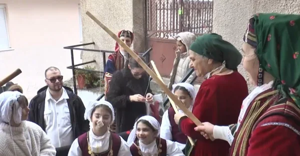Σύλλογος Βλάχων Σιδηροκάστρου: Το έθιμο της "χάσκας" και της συγχώρεσης - video