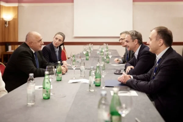 Στη συνάντηση ηγετών του Ευρωπαϊκού Λαϊκού Κόμματος στο Ζάγκρεμπ παρευρέθηκε ο βουλευτής Σερρών και Γραμματέας Διεθνών Σχέσεων της Νέας Δημοκρατίας, κ. Τάσος Χατζηβασιλείου, συνοδεύοντας τον Πρωθυπουργό, Κυριάκο Μητσοτάκη. Στο περιθώριο των εργασιών, ο Πρωθυπουργός είχε διαδοχικές συναντήσεις με τον Πρωθυπουργό της Κροατίας Αντρέι Πλένκοβιτς, τον Γερμανό Καγκελάριο Φρίντριχ Μερτς, τον Αναπληρωτή Πρωθυπουργό της Ιρλανδίας Σάιμον Χάρρις και τον επικεφαλής του συγκυβερνώντος κόμματος GERB της Βουλγαρίας Μπόικο Μπορίσοφ. Σε όλες τις συναντήσεις παρών ήταν ο κ. Χατζηβασιλείου. Κατά τις συνομιλίες, συζητήθηκαν ζητήματα διμερών σχέσεων και ευρωπαϊκού ενδιαφέροντος, με έμφαση στην ανταγωνιστικότητα της ευρωπαϊκής οικονομίας, η οποία βρίσκεται στην ατζέντα του άτυπου Ευρωπαϊκού Συμβουλίου της 12ης Φεβρουαρίου. Επιπλέον, συζητήθηκαν θέματα δημογραφικού, στέγασης και ευνοϊκής φορολόγησης νέων, καθώς οι Ευρωπαίοι ηγέτες έδειξαν ενδιαφέρον για τα μέτρα που ανέλαβε σχετικά η ελληνική κυβέρνηση. Ιδιαίτερη αναφορά έγινε και στη σημασία του Κάθετου Διαδρόμου, με τον Πρωθυπουργό να υπογραμμίζει, κατά τη συνάντησή του με τον κ. Μπορίσοφ, ότι «πρόκειται για μια σημαντική και στρατηγική επένδυση για την Ελλάδα και τη Βουλγαρία, καθώς επιδιώκουμε να απομακρυνθούμε από το ρωσικό φυσικό αέριο». Τέλος, έγινε εκτενής συζήτηση σχετικά με την ευρωπαϊκή πρωτοβουλία αναβάθμισης της οδικής και σιδηροδρομικής σύνδεσης «Θεσσαλονίκη - Σόφια - Βουκουρέστι», έργο που αφορά άμεσα και την Π.Ε. Σερρών.