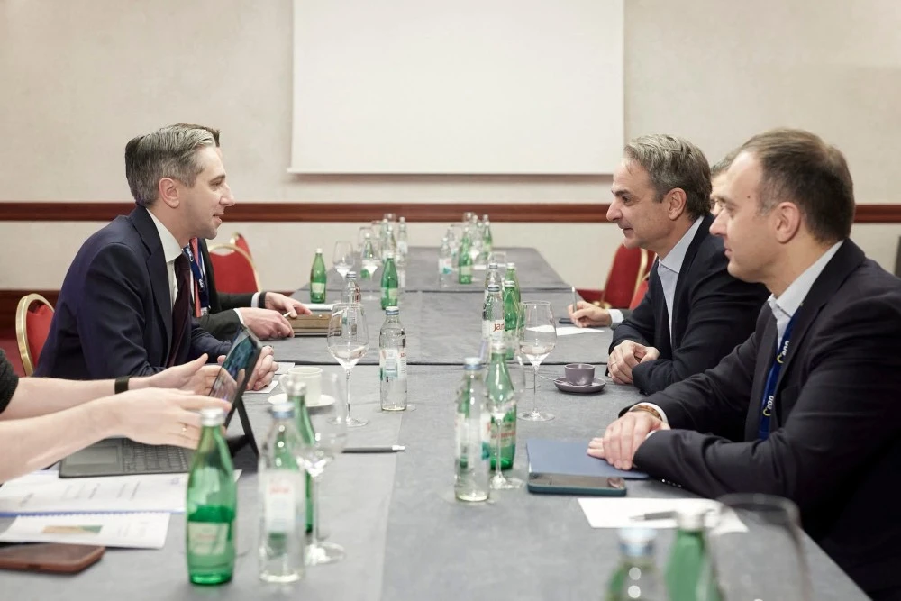 Στη συνάντηση ηγετών του Ευρωπαϊκού Λαϊκού Κόμματος στο Ζάγκρεμπ παρευρέθηκε ο βουλευτής Σερρών και Γραμματέας Διεθνών Σχέσεων της Νέας Δημοκρατίας, κ. Τάσος Χατζηβασιλείου, συνοδεύοντας τον Πρωθυπουργό, Κυριάκο Μητσοτάκη. Στο περιθώριο των εργασιών, ο Πρωθυπουργός είχε διαδοχικές συναντήσεις με τον Πρωθυπουργό της Κροατίας Αντρέι Πλένκοβιτς, τον Γερμανό Καγκελάριο Φρίντριχ Μερτς, τον Αναπληρωτή Πρωθυπουργό της Ιρλανδίας Σάιμον Χάρρις και τον επικεφαλής του συγκυβερνώντος κόμματος GERB της Βουλγαρίας Μπόικο Μπορίσοφ. Σε όλες τις συναντήσεις παρών ήταν ο κ. Χατζηβασιλείου. Κατά τις συνομιλίες, συζητήθηκαν ζητήματα διμερών σχέσεων και ευρωπαϊκού ενδιαφέροντος, με έμφαση στην ανταγωνιστικότητα της ευρωπαϊκής οικονομίας, η οποία βρίσκεται στην ατζέντα του άτυπου Ευρωπαϊκού Συμβουλίου της 12ης Φεβρουαρίου. Επιπλέον, συζητήθηκαν θέματα δημογραφικού, στέγασης και ευνοϊκής φορολόγησης νέων, καθώς οι Ευρωπαίοι ηγέτες έδειξαν ενδιαφέρον για τα μέτρα που ανέλαβε σχετικά η ελληνική κυβέρνηση. Ιδιαίτερη αναφορά έγινε και στη σημασία του Κάθετου Διαδρόμου, με τον Πρωθυπουργό να υπογραμμίζει, κατά τη συνάντησή του με τον κ. Μπορίσοφ, ότι «πρόκειται για μια σημαντική και στρατηγική επένδυση για την Ελλάδα και τη Βουλγαρία, καθώς επιδιώκουμε να απομακρυνθούμε από το ρωσικό φυσικό αέριο». Τέλος, έγινε εκτενής συζήτηση σχετικά με την ευρωπαϊκή πρωτοβουλία αναβάθμισης της οδικής και σιδηροδρομικής σύνδεσης «Θεσσαλονίκη - Σόφια - Βουκουρέστι», έργο που αφορά άμεσα και την Π.Ε. Σερρών.