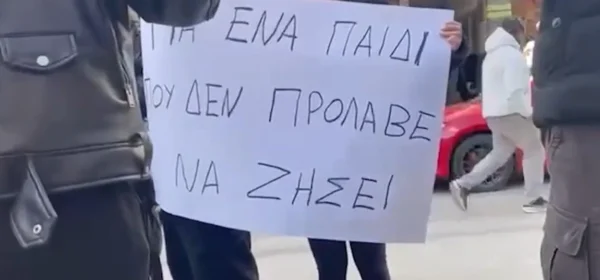 Στη μνήμη του Άγγελου: Δυο τραγούδια από τους μαθητές του νέου Σουλίου - video