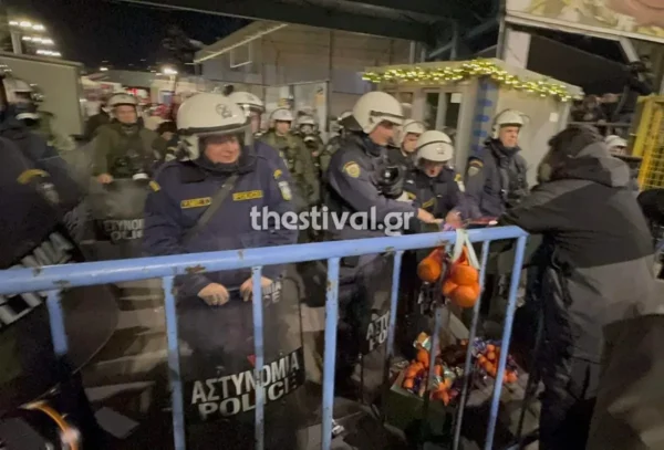 Agrotica: Αποχώρησαν οι αγρότες που διαμαρτύρονταν μέσα στη ΔΕΘ, έδωσαν πορτοκάλια σε αστυνομικούς – Δείτε βίντεο
